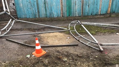 У Маріуполі автобус влетів у зупинку: є травмовані. ФОТО У Маріуполі автобус влетів у зупинку: є травмовані. ФОТО