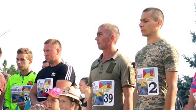 Серед учасників пробігу були військові, поліцейські, професійні спортсмени та жителі області Серед учасників пробігу були військові, поліцейські, професійні спортсмени та жителі області