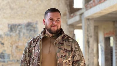 Військовий Іван Тима вишколює молодь в Тернополі, поки чекає на новий протез Військовий Іван Тима вишколює молодь в Тернополі, поки чекає на новий протез