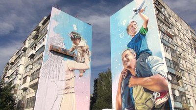 У Бахмуті завершують малювати подвійний мурал