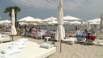 Заставлені платними шезлонгами та парасолями. Одеські громадські діячі проінспектували пляжі Аркадії Заставлені платними шезлонгами та парасолями. Одеські громадські діячі проінспектували пляжі Аркадії