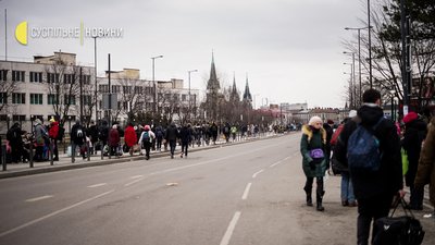 Як вокзал у Львові зустрічає переселенців. Фоторепортаж Як вокзал у Львові зустрічає переселенців. Фоторепортаж