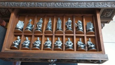 Шахи складаються у дві шухляди інкрустованого бурштином. Фото: Суспільне Поділля