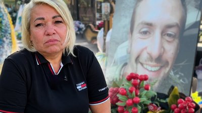 Мама загиблого Павла Дорощука на його могилі