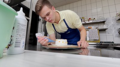 Випікав хліб та розвозив конотопчанам: історія 18-річного кондитера Євгенія Ковальова Випікав хліб та розвозив конотопчанам: історія 18-річного кондитера Євгенія Ковальова
