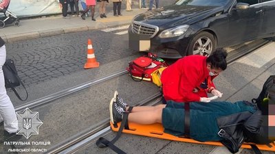 У Львові автомобіль наїхав на жінку з двома дітьми: пішоходів госпіталізували