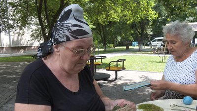 Волонтерки плетуть "кікімори" для українських бійців Волонтерки плетуть "кікімори" для українських бійців