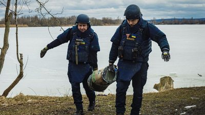 У Харкові з дна озера дістали залишки ракети РСЗВ