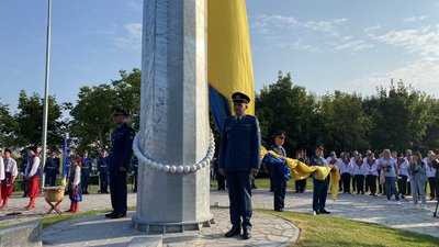 У Вінниці у День державного прапора підняли найбільший стяг в області