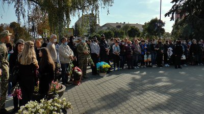 На центральну площу міста прийшли рідні, однокласники та друзі На центральну площу міста прийшли рідні, однокласники та друзі