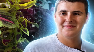 Андрій Новак, вимушений переселенець з Херсонщини, який вирощує квіти у Кельменцях