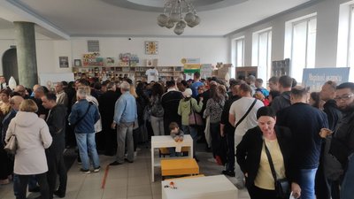 Черги до відділення Укрпошти: у Луцьку відбулось спецпогашення марки "Рускій воєнний корабль… всьо"
