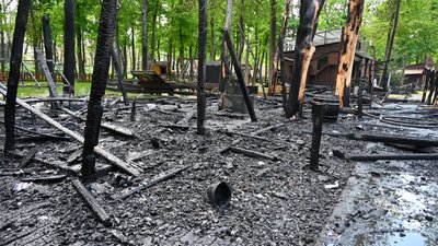 Обстріл центру Харкова: рятувальники загасили пожежу в парку Обстріл центру Харкова: рятувальники загасили пожежу в парку