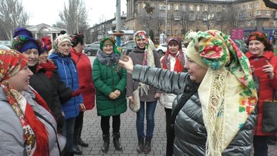 Фінал флешмобу "Зроби фото з хусткою" відбувся сьогодні на площі Маяковського у Запоріжжі