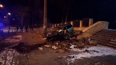 У Чернігові нетверезий водій збив дерево, електроопору та в’їхав у сходи 13-ої школи У Чернігові нетверезий водій збив дерево, електроопору та в’їхав у сходи 13-ої школи