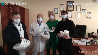 Житель Рівненщини передав місцевій лікарні 100 саморобних захисних щитків Житель Рівненщини передав місцевій лікарні 100 саморобних захисних щитків