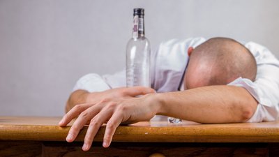У Миколаєві чоловік у стані алкогольного сп’яніння намагався побити лікарів