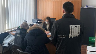 ДБР викрило групу податківців, які викрали понад 3 мільйони гривень