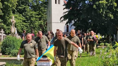 На Закарпатті попрощалися із полеглим на війні Степаном Костуром На Закарпатті попрощалися із полеглим на війні Степаном Костуром