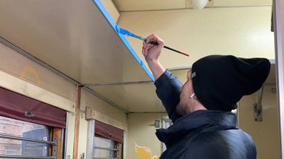 Тернопільський художник разом із друзями розмальовує вагони, які вивозитимуть травмованих Тернопільський художник разом із друзями розмальовує вагони, які вивозитимуть травмованих