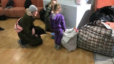 "Відбулось найстрашніше. Не могли у це повірити". Десятьох мешканців Чернігова евакуювали до Одеси "Відбулось найстрашніше. Не могли у це повірити". Десятьох мешканців Чернігова евакуювали до Одеси