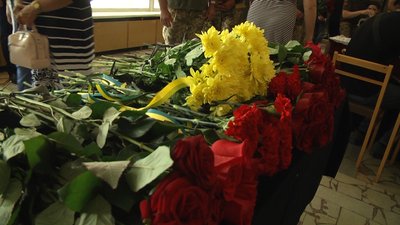 На Дніпропетровщині попрощалися із загиблим на Донбасі офіцером 93-ої бригади На Дніпропетровщині попрощалися із загиблим на Донбасі офіцером 93-ої бригади