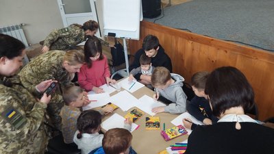 "Подарунок герою": у Львові прикордонна служба підготувала пакунки для побратимів