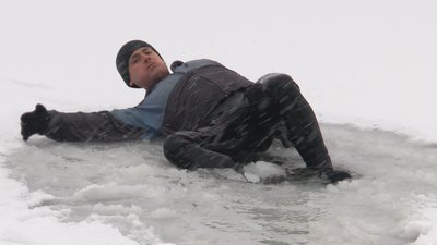 Якщо провалився під лід: франківські надзвичайники показали, як врятуватися з крижаної пастки Якщо провалився під лід: франківські надзвичайники показали, як врятуватися з крижаної пастки