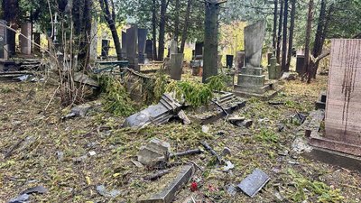 Безпілотник РФ пошкодив кладовище у Рівному