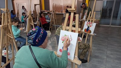Мистецтво як ліки: для сімей військовослужбовців в Житомирі провели заняття з арттерапії Мистецтво як ліки: для сімей військовослужбовців в Житомирі провели заняття з арттерапії