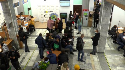 У Франківську батьки дошкільнят добу стояли у черзі до ЦНАПу, щоб записати дітей у садок У Франківську батьки дошкільнят добу стояли у черзі до ЦНАПу, щоб записати дітей у садок