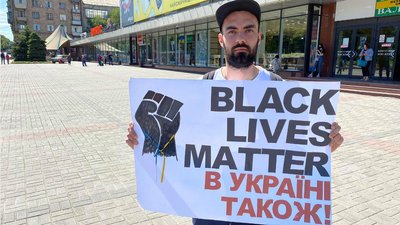 В Запоріжжі чоловік вийшов на пікет проти расизму В Запоріжжі чоловік вийшов на пікет проти расизму