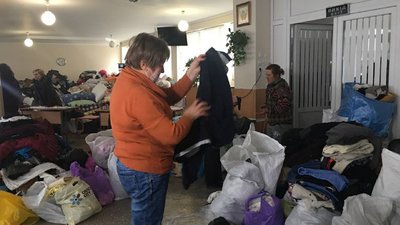 Працюють цілодобово: у вінницькій школі допомагають українцям, які втекли від обстрілів