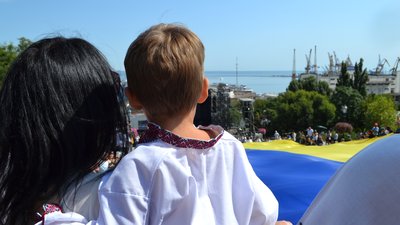 У центрі Одеси розгорнули 30-метровий прапор України. Фоторепортаж