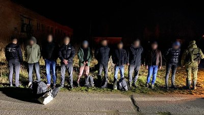 На кордоні з Угорщиною 9 чоловіків з різних регіонів України намагалися незаконно перетнути кордон