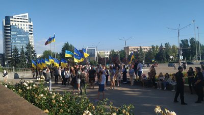 До Дня Конституції в Запоріжжі містяни пройшлись ходою та провели віче До Дня Конституції в Запоріжжі містяни пройшлись ходою та провели віче
