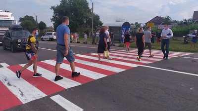 Люди влаштували попереджувальну акцію на трасі Рівне-Луцьк Люди влаштували попереджувальну акцію на трасі Рівне-Луцьк