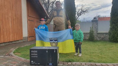 Двом братам з Прикарпаття, які пожертвували гроші військовим "десятки", волонтери подарували гіроскутер і стяг