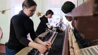 Відроджує ткацтво у буковинському селі. СУСПІЛЬНЕ | ЛЮДИ