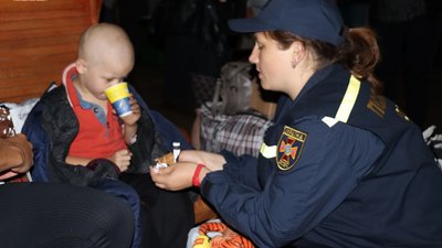 До Житомирщини прибув черговий потяг з евакуйованими жителями Донеччини До Житомирщини прибув черговий потяг з евакуйованими жителями Донеччини