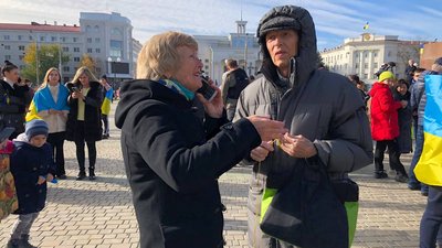 Українські прапори в центрі міста. Як минув четвертий день після деокупації в Херсоні Українські прапори в центрі міста. Як минув четвертий день після деокупації в Херсоні