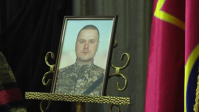 У Хмельницькому попрощалися з воїном Артемом Задоянчуком, який загинув 11 місяців тому