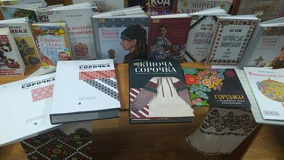 У Тернополі вишивальниці вчили студентів борщівським узорам