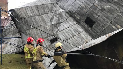 В Ужгороді вітер зірвав покрівлю школи, приватного будинку та сільського клубу В Ужгороді вітер зірвав покрівлю школи, приватного будинку та сільського клубу