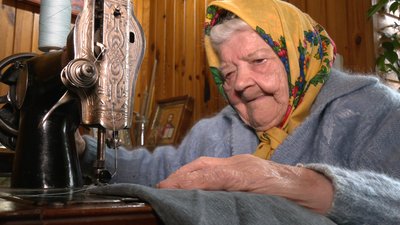 91-річна жителька Черкас шиє подушки для захисників України
