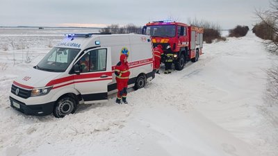 Швидка застрягла у заметі на Волині