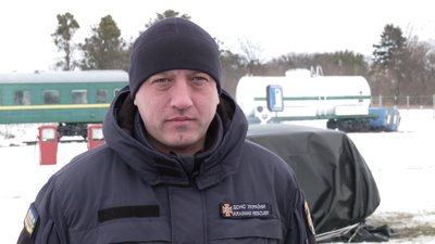 Британський волонтер передав рівненським рятувальникам протипожежну ковдру Британський волонтер передав рівненським рятувальникам протипожежну ковдру
