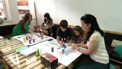 Додають барв речам і будням: у Рівному для дітей організували цикл творчих майстеркласів Додають барв речам і будням: у Рівному для дітей організували цикл творчих майстеркласів