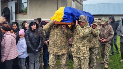 У громадах Тернопільщини в останню дорогу провели двох воїнів