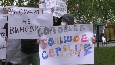 У Чернігові під судом протестували пацієнти реабілітаційного центру для наркозалежних У Чернігові під судом протестували пацієнти реабілітаційного центру для наркозалежних